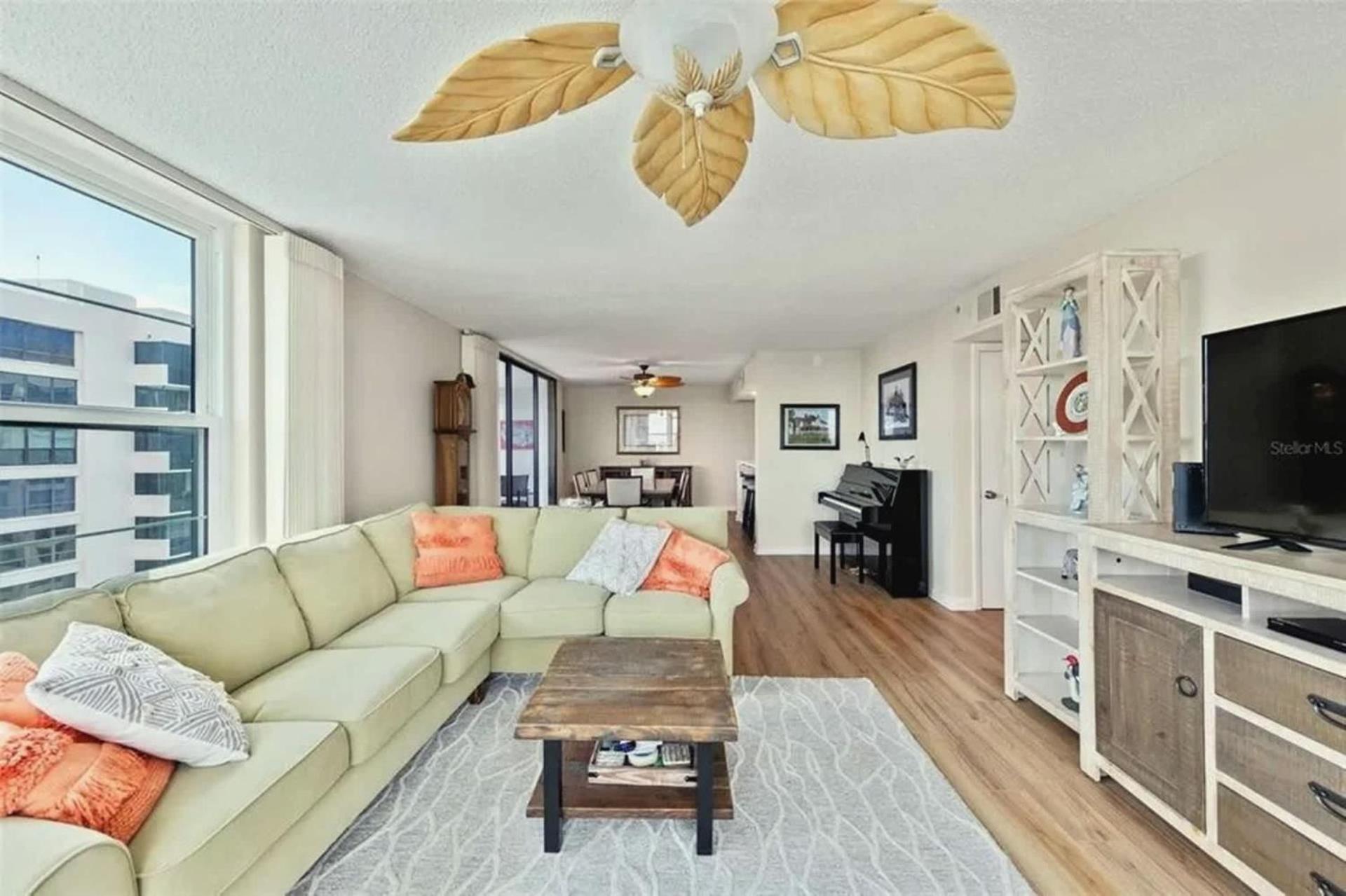 Apartment Updated 2-bedroom Gulf-front
