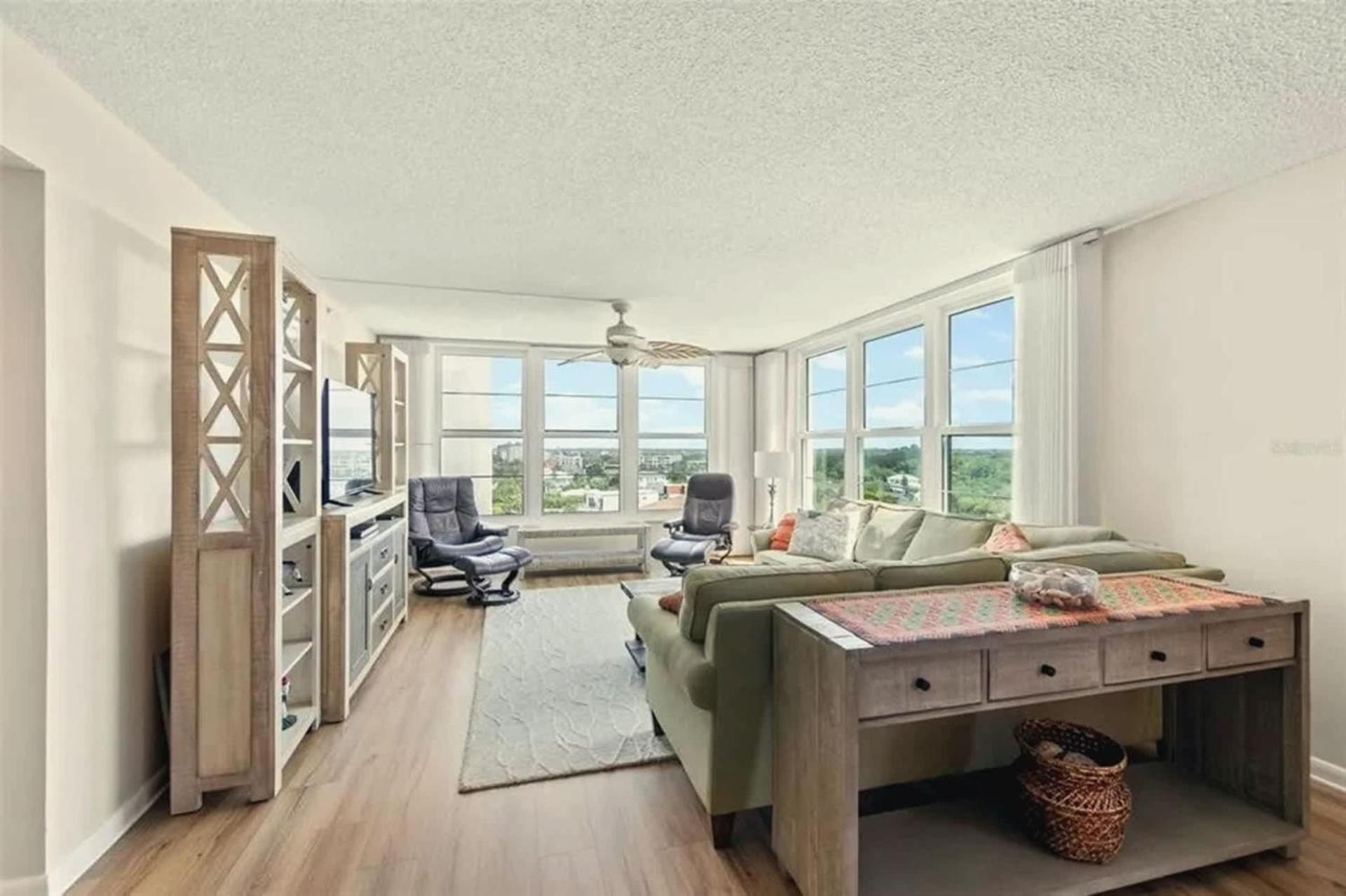 Apartment Updated 2-bedroom Gulf-front *